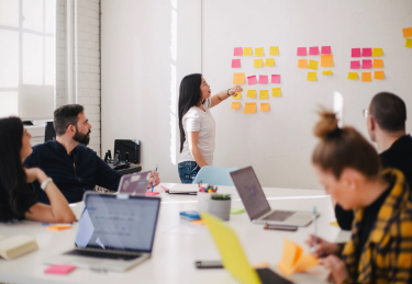 Grupo discutindo e avaliando a maturidade digital da empresa